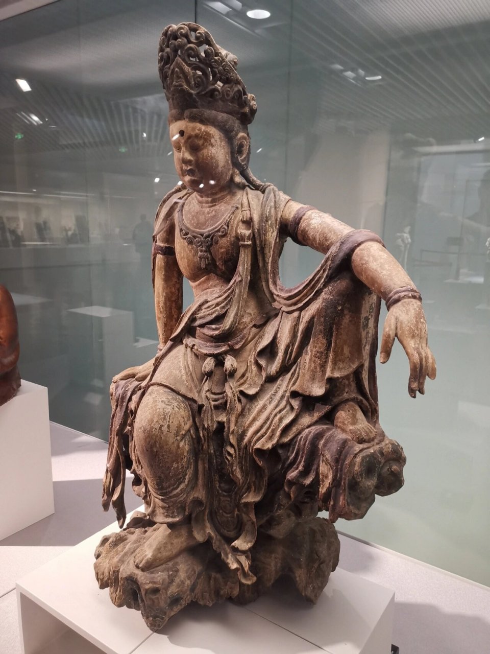 南京博物院那些美轮美奂的佛像 这件宋代木雕水月观音真是潇洒