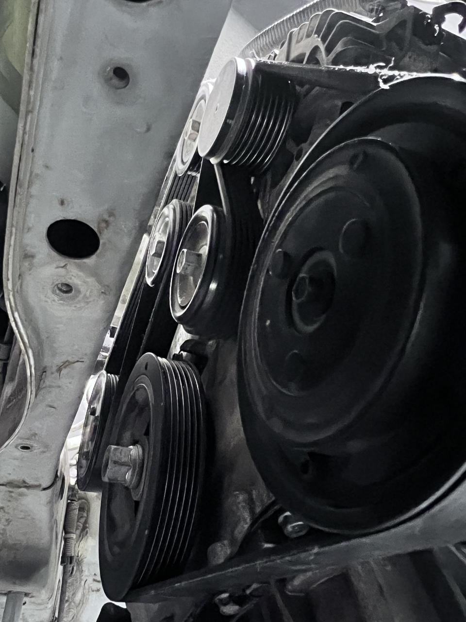 起亚k5 2.0t发电机皮带绕法