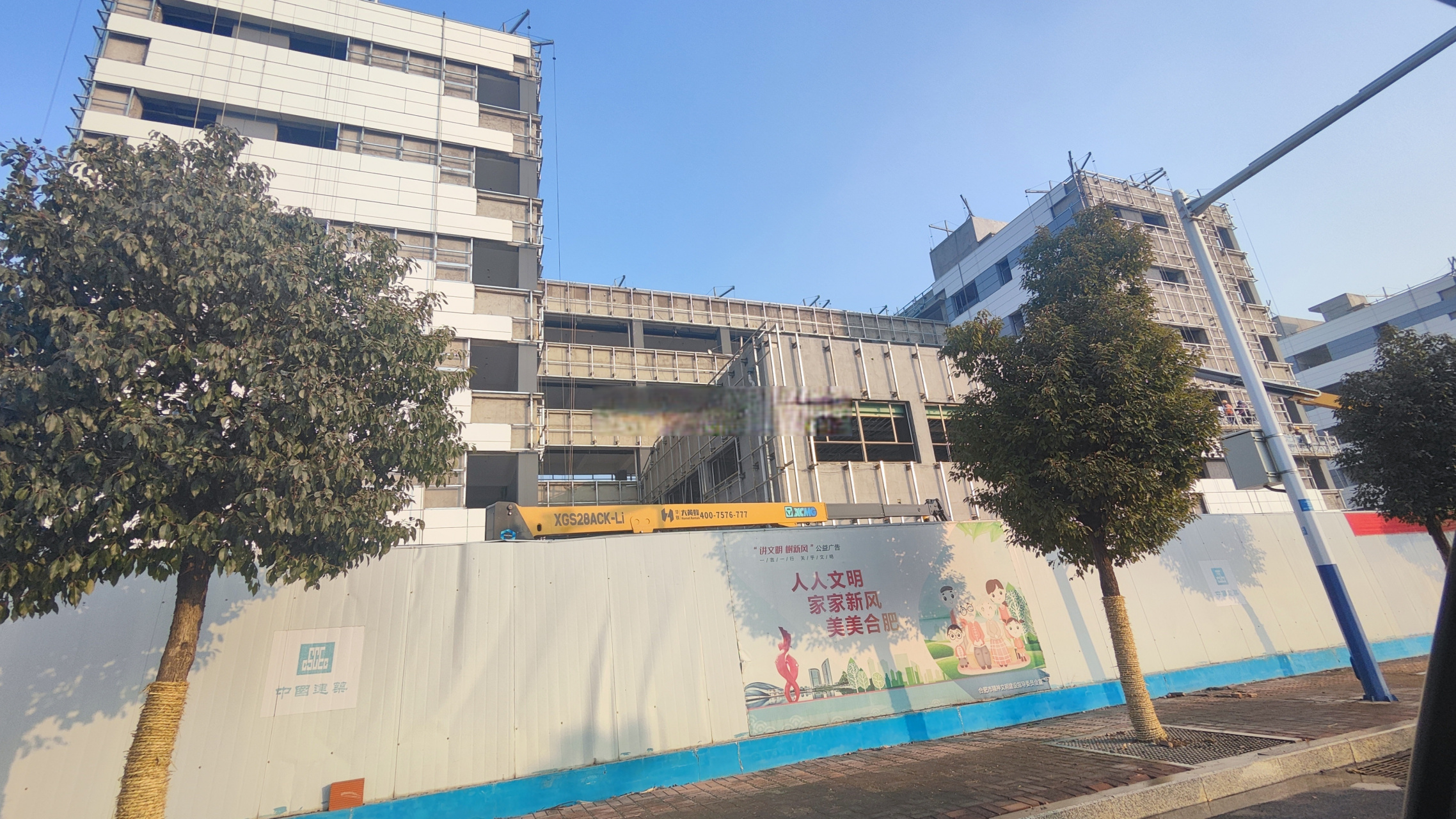 合肥八中运河新城校区大门效果出来了,运动中心也封顶了,教学楼好像外