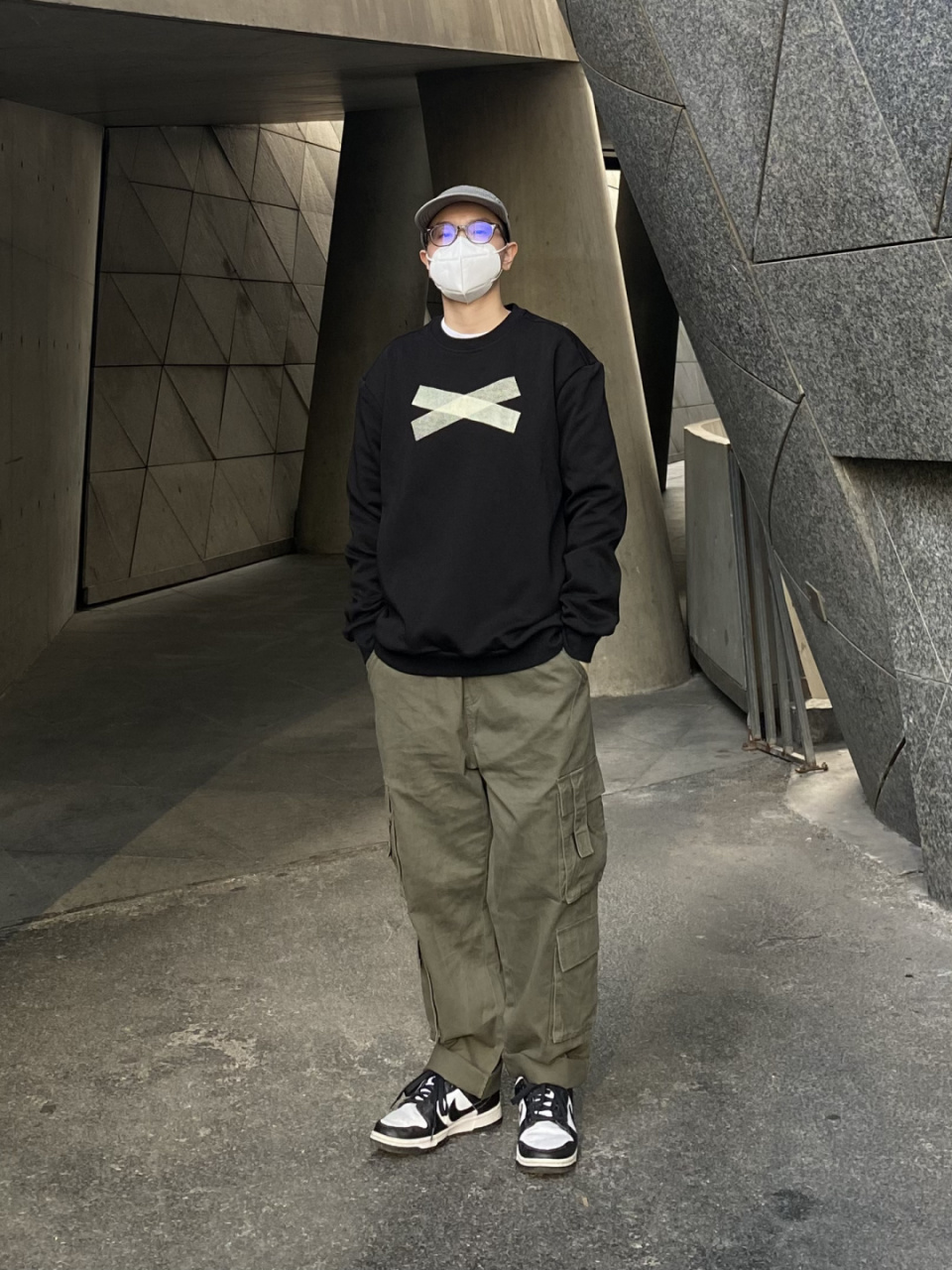 黑色圆领卫衣搭配军绿色工装裤 休闲的一套 #今天穿什么香# #cityboy