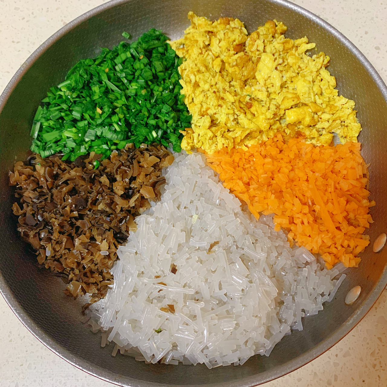 brunch | 素馅饺子09 素饺,好鲜啊 材料:粉丝,木耳,鸡蛋2-3个,胡