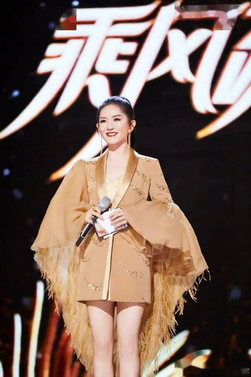 谢娜乘风破浪金色礼服造型,梳高马尾又美又飒,御姐范儿十足.