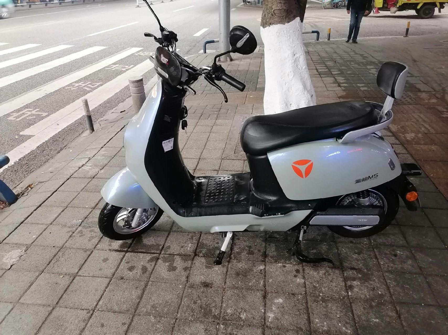 新到72v雅迪电动车m5