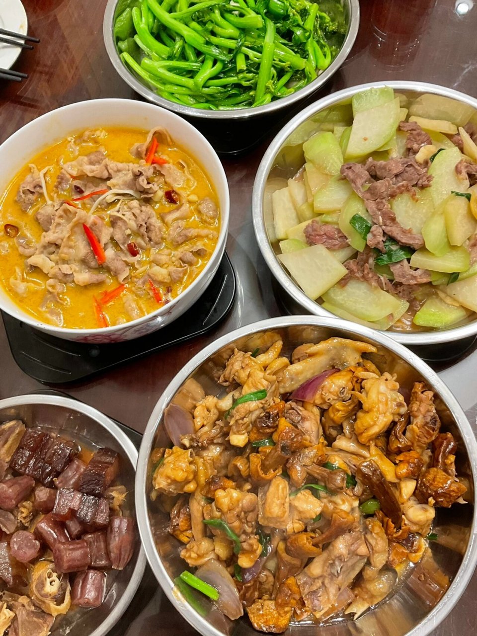 超下饭菜分享一下 姬松茸焖鸡 酸汤肥牛 牛肉湿炒瓜 蒸腊肠腊肉腊鸭