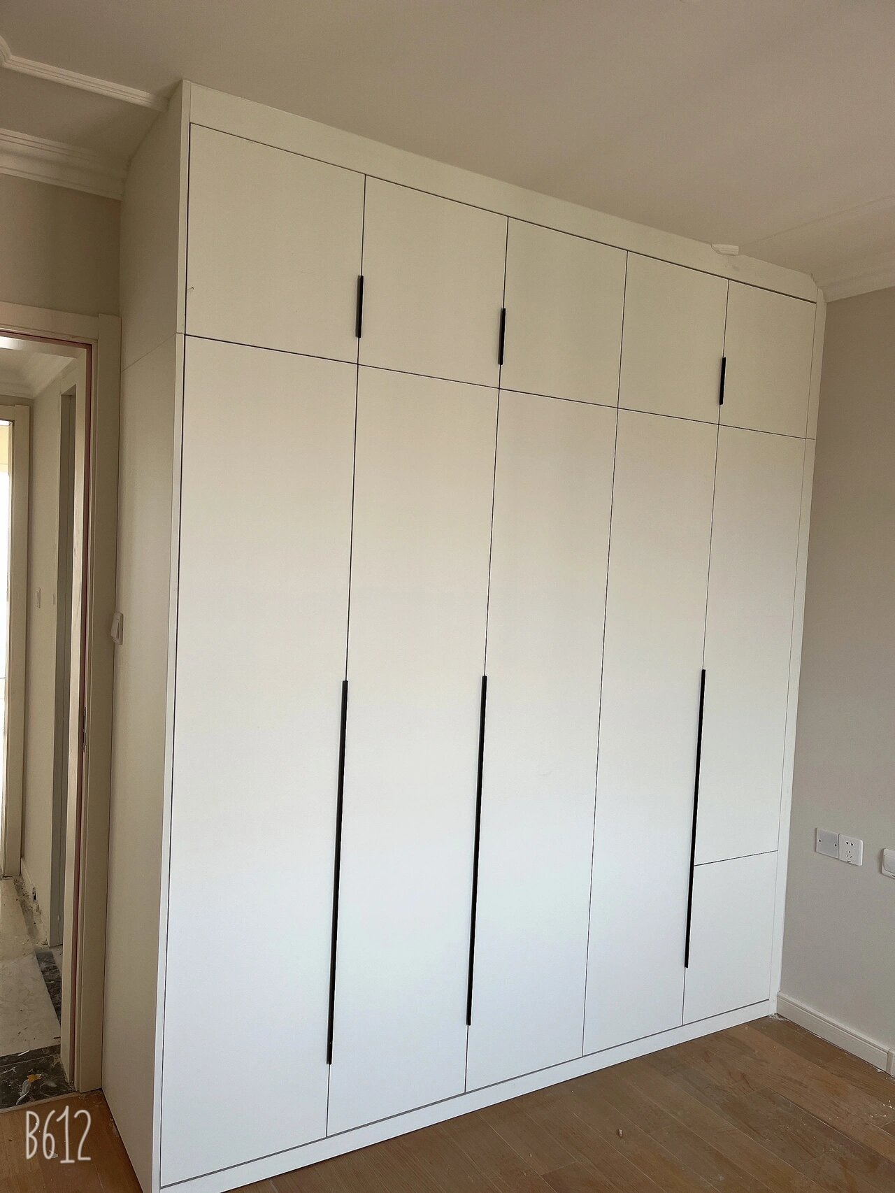 平板门衣柜 卡其色衣柜 平板门 卡其色柜门,配上内嵌1米长拉手,颜色