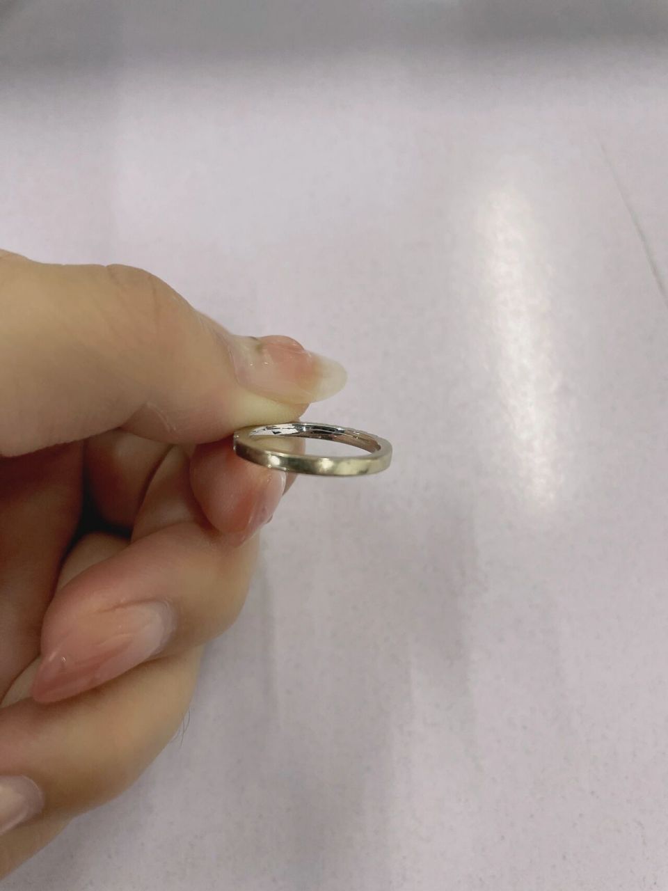 它是真掉色… 钻戒是卡地亚的,去年3月购买,戒托材质为铂金,因为码数