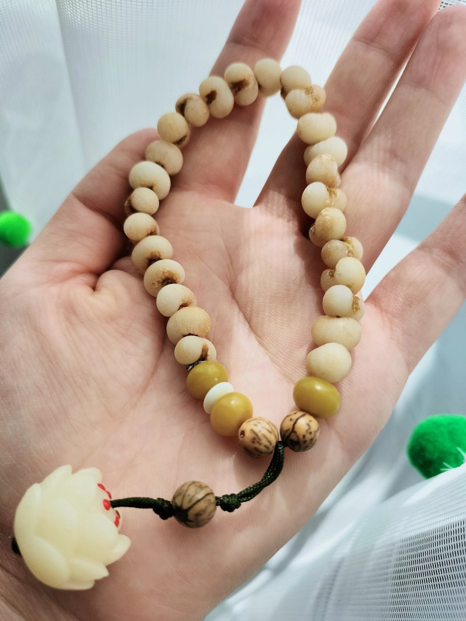 金佛草菩提子   好废手指头,不过我没抛光打磨,所以不是很透亮.