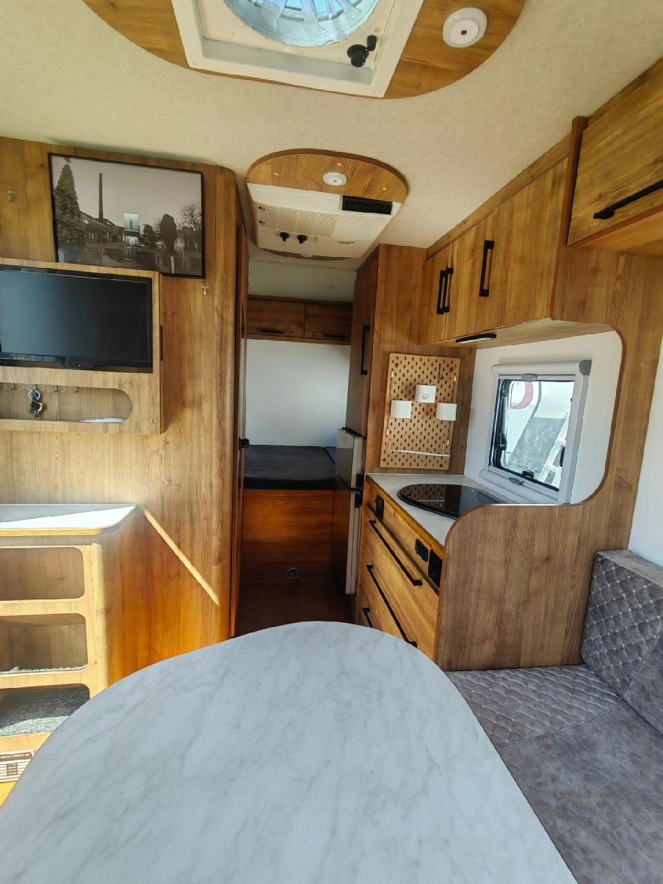 2020年7月上牌,大连极速房车生产星通牌拖挂房车,整车长5.7米,高2.