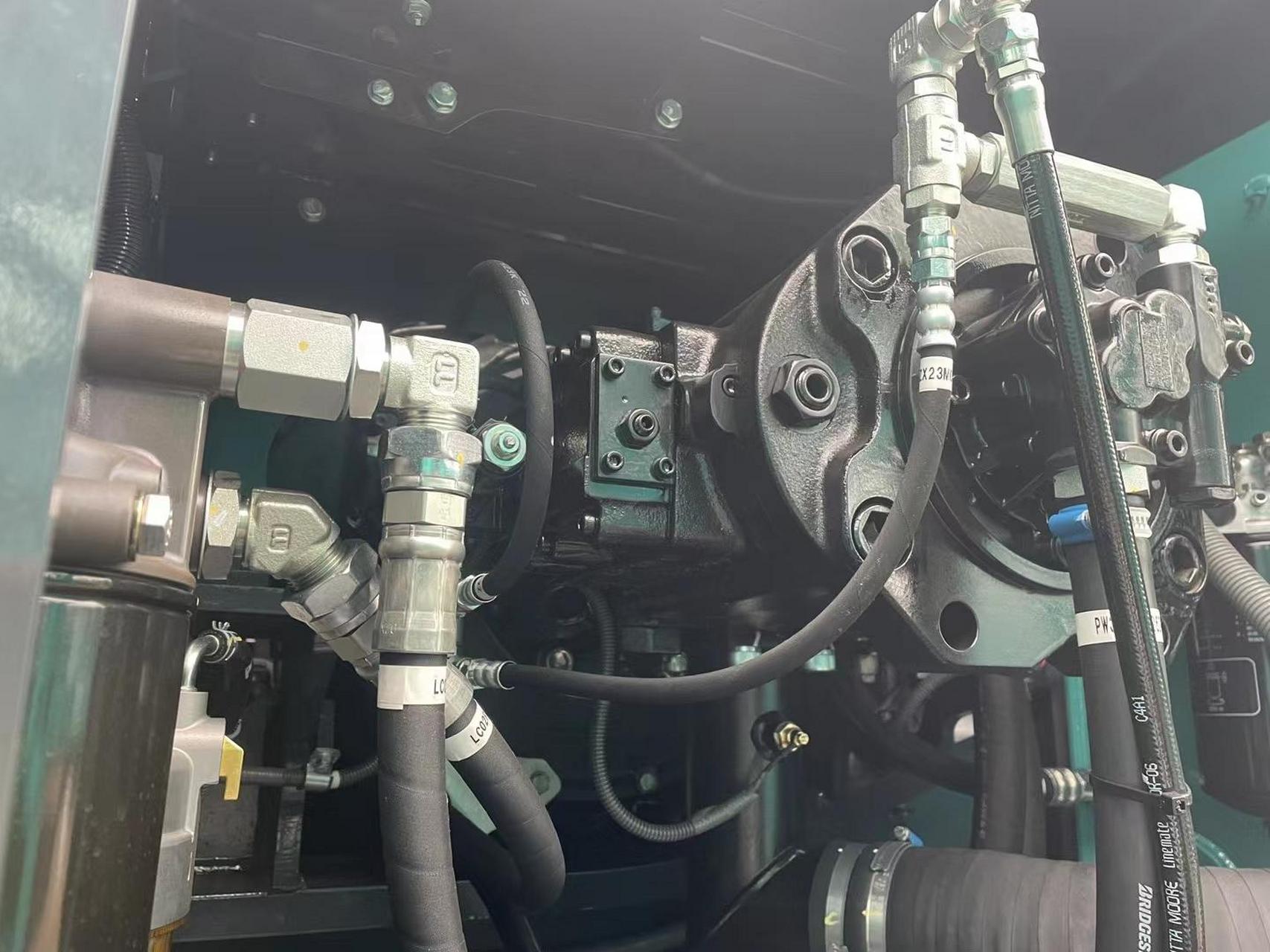 神钢350—12,配置五十铃6hk1原装进口发动机,功率210kw,原装川崎液压