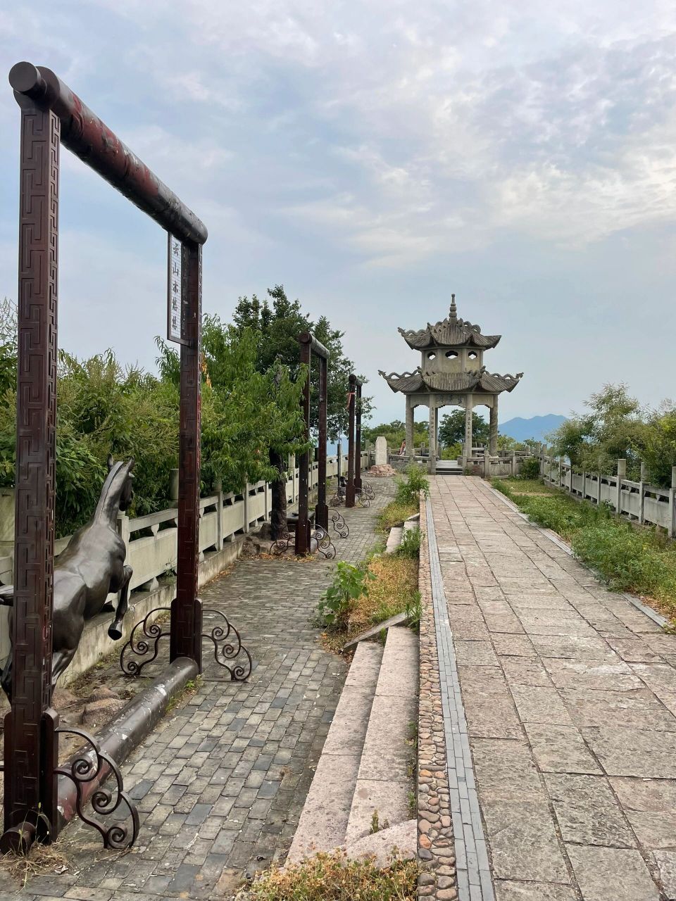 夜爬义乌德胜岩 后山济公院上面水库可以游泳 前后山走了两个小时