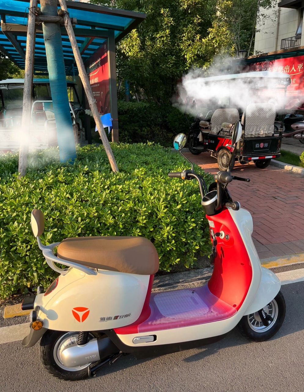 妥妥的颜值控7815雅迪冠能q6电动车 今天刚买的雅迪电动车,到店里