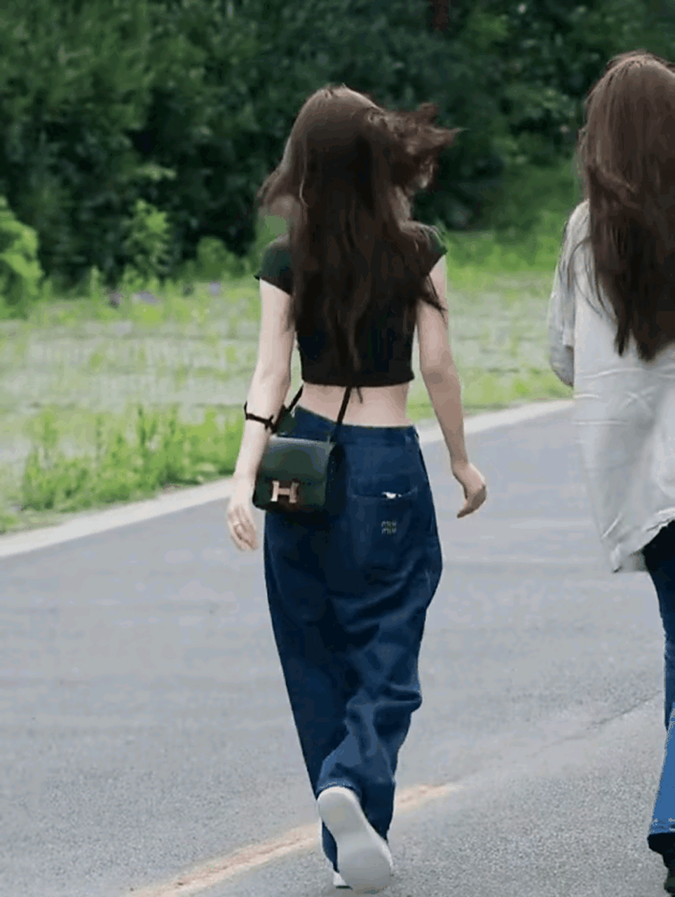 目测赵露思这个身高有160吗?