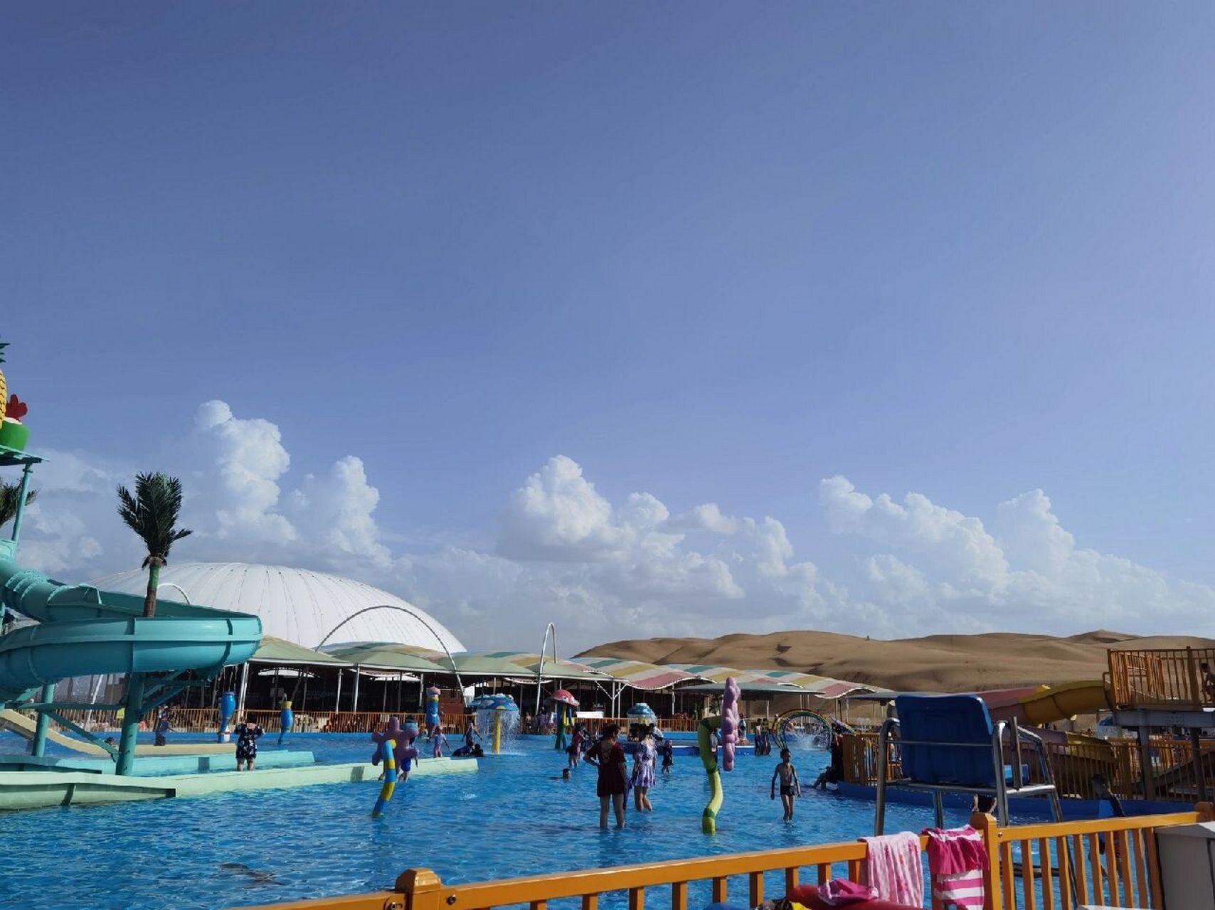 响沙湾一日游 行:响沙湾距离呼和浩特2小时多路程,距离鄂尔多斯1小时.