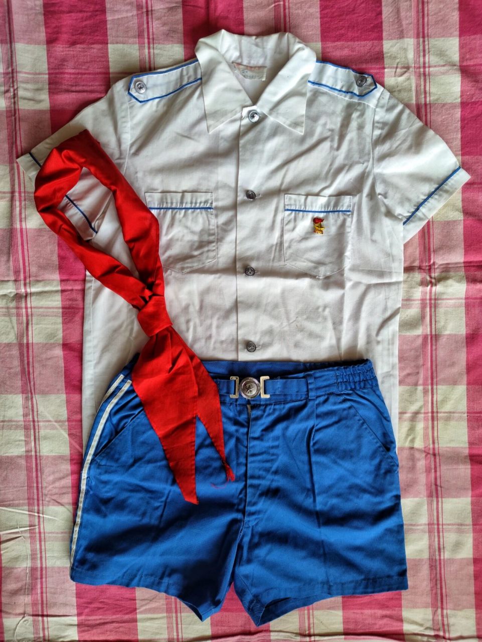 怀旧|天津八十年代的少先队队服 这套是八十年代的少先队队服,夏季款.