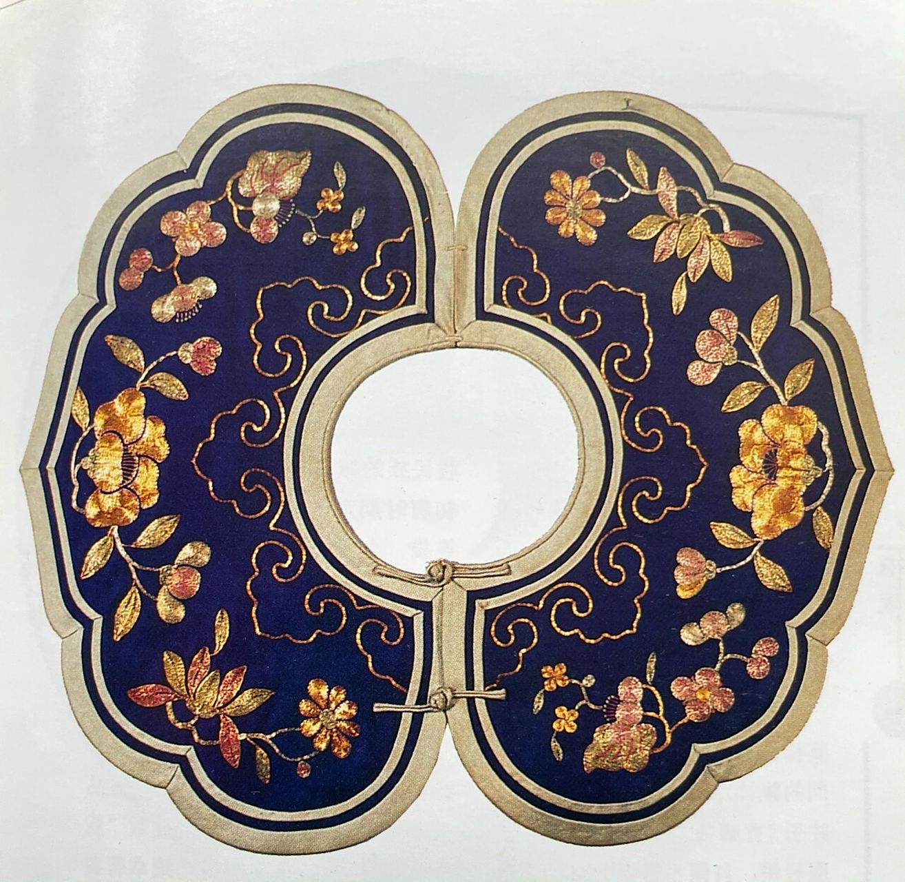 78云肩是古代重要服饰,云纹作如意状而四合,象征天下四方祥和如意