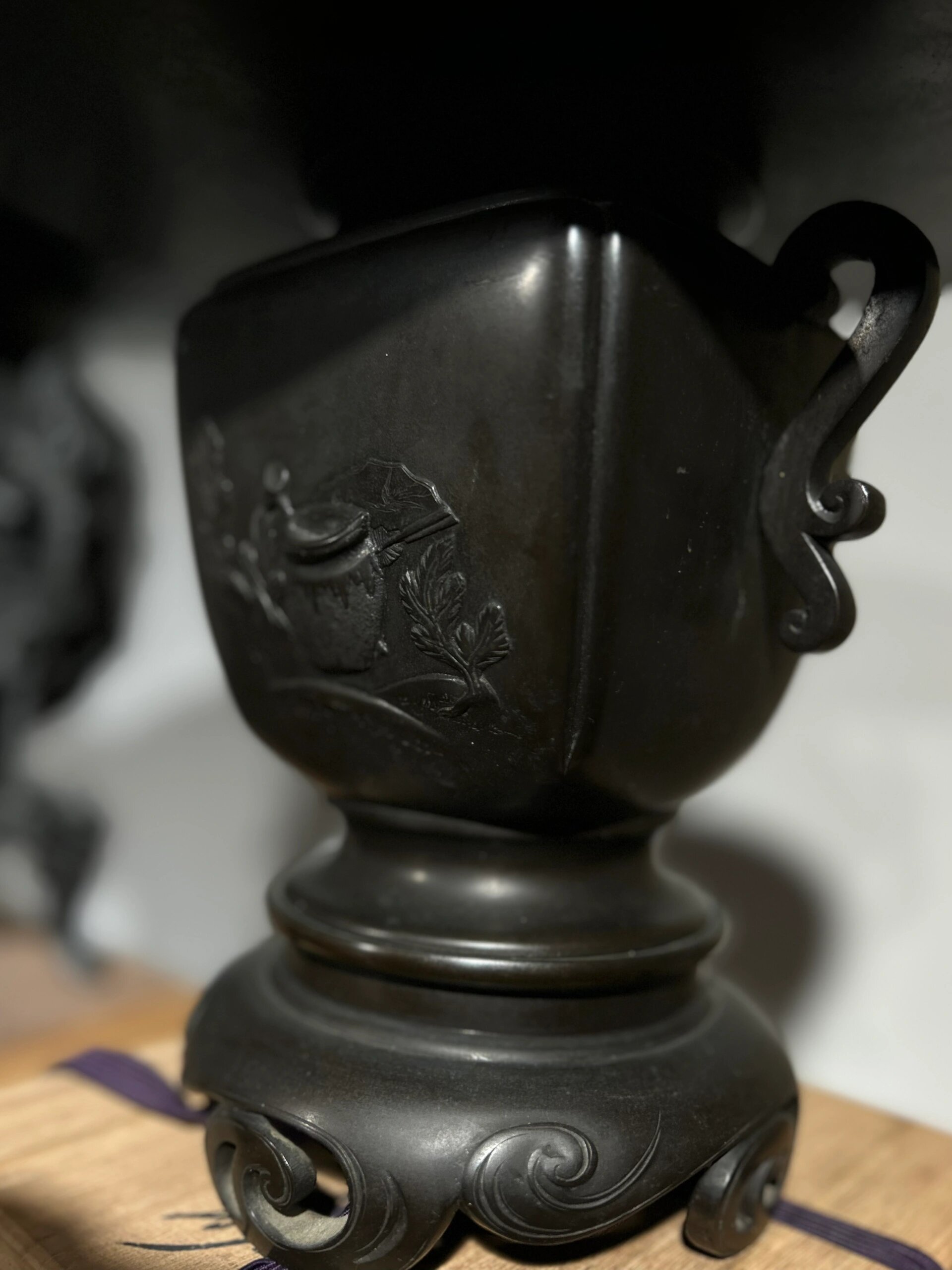 日本|薄端花器 薄端是日本花道池坊流派最常用的花器,之所以称为薄端