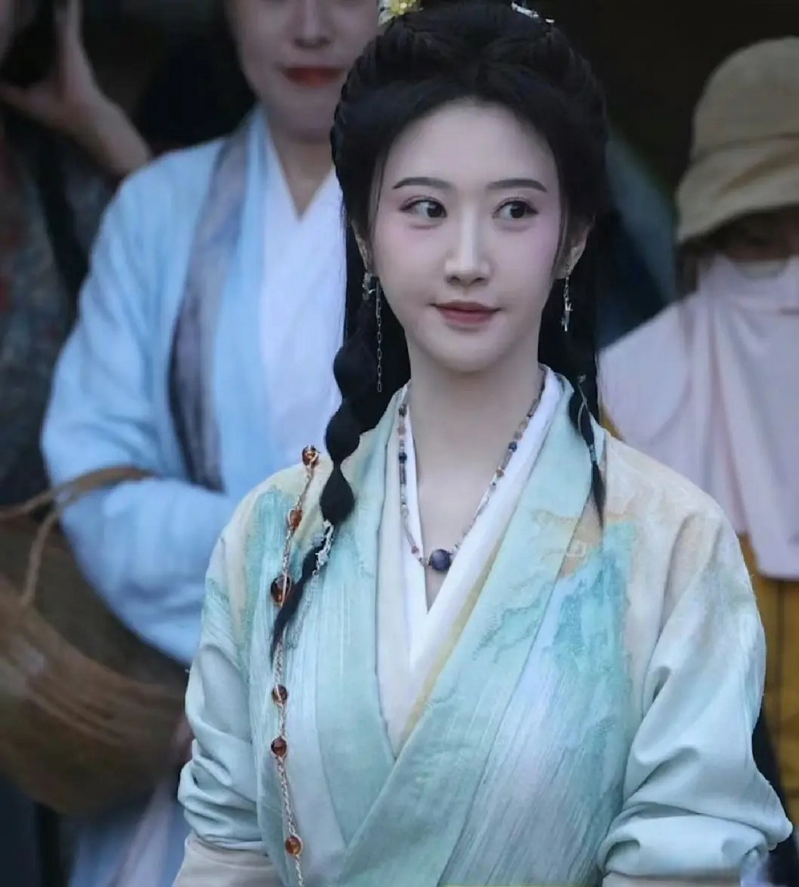 景甜以前只是眼睛像悲伤蛙,现在好长一张脸,好局促[思考]