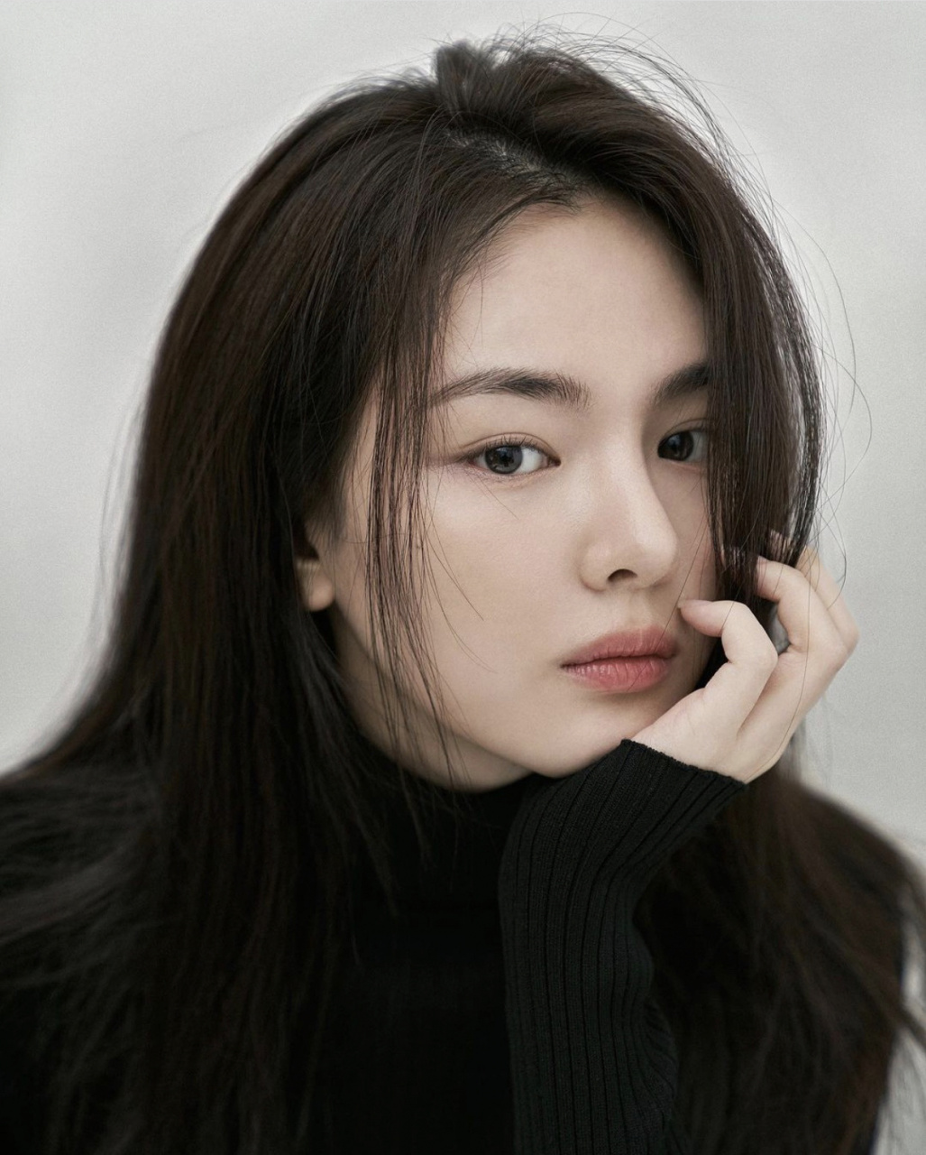 这个妆容去掉了典型的韩妆标配,没有甜感的腮红和大卧蚕,睫毛都是原生