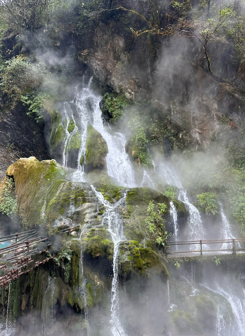 西昌螺髻山九十九里温泉7615 瀑布叠加温泉,确实很别致 不过水温