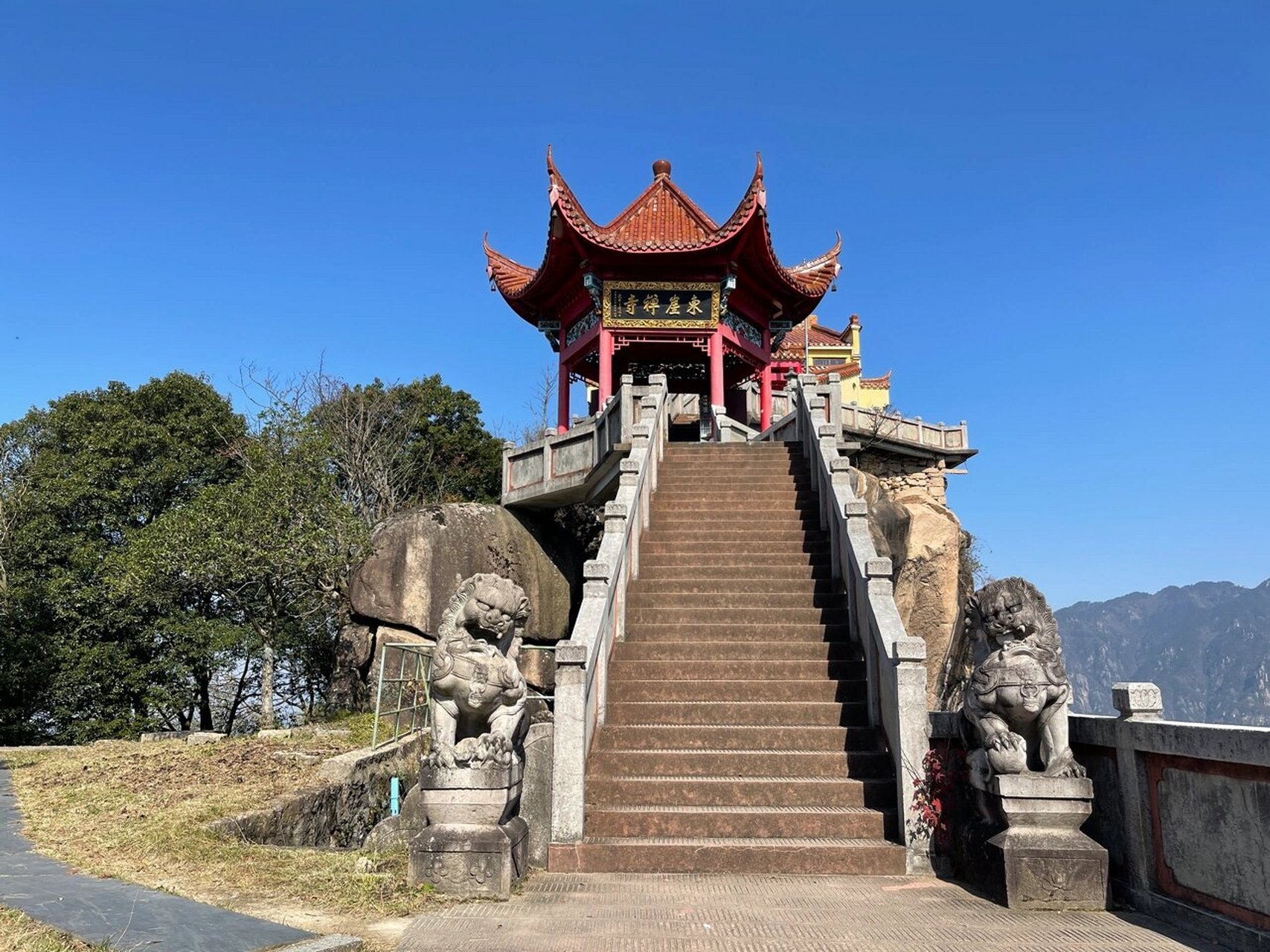 九华山东崖禅寺 050505唐开元末年,金地藏新罗国王子金乔觉初来