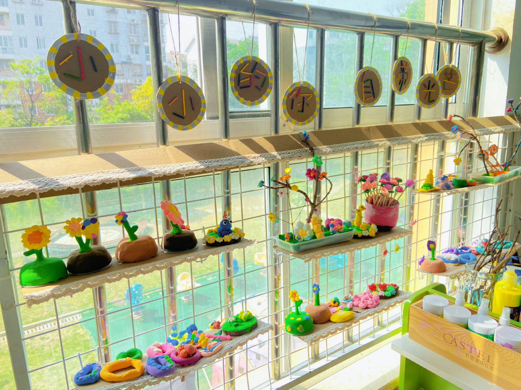 小班《越来越棒》主题下美工区作品展示