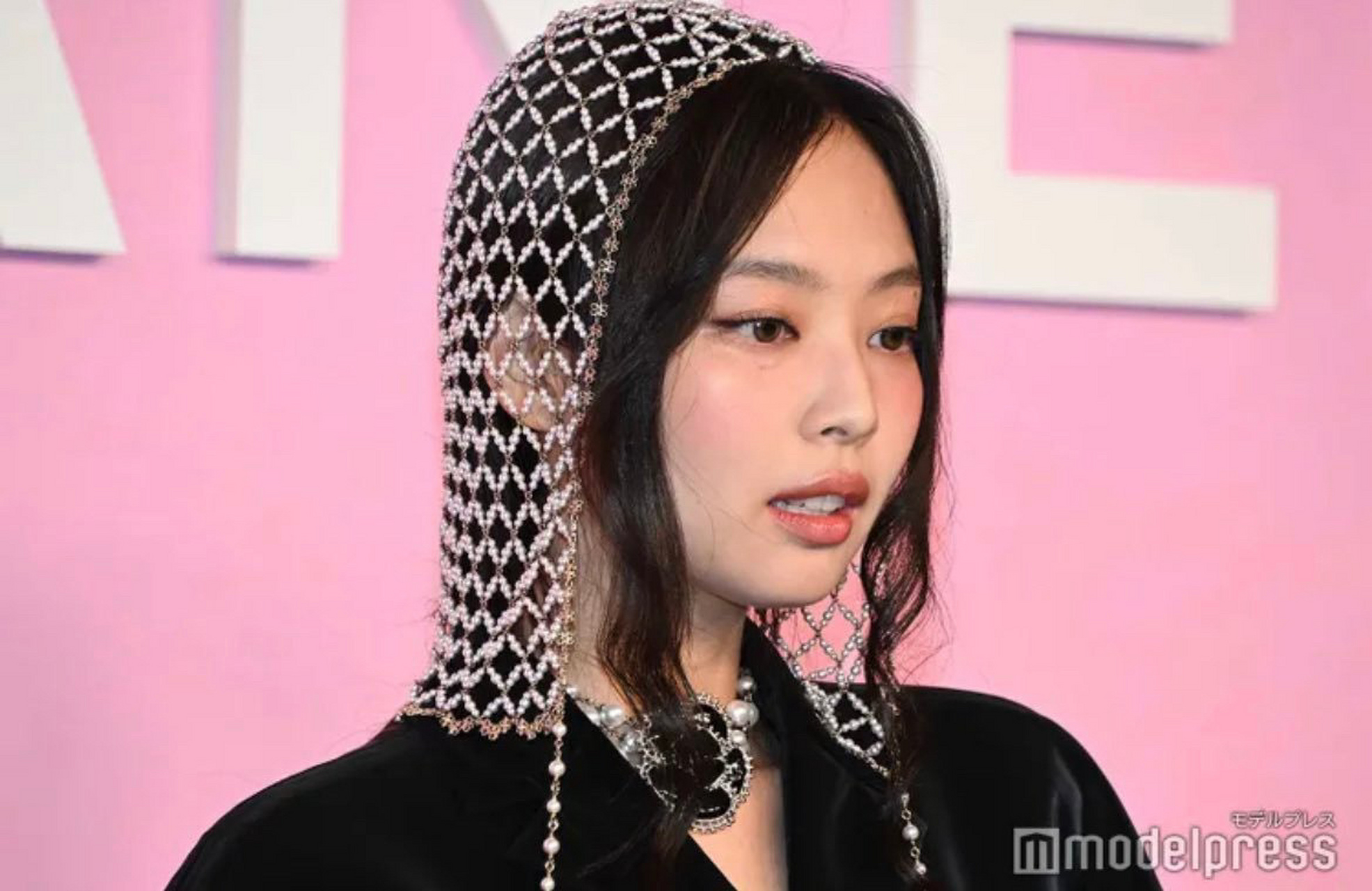 jennie香奈儿东京活动上的两套造型,复古名伶,大家觉得这次造型如 ??