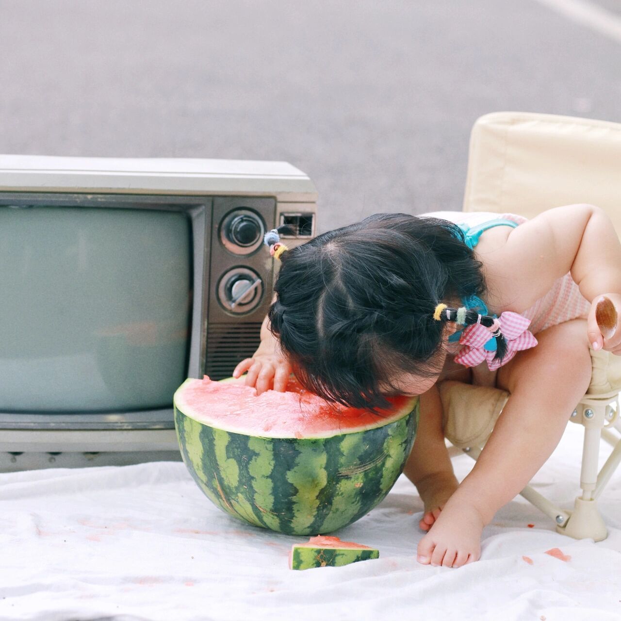 就连吃西瓜的姿势都好可爱哦 分享给大家一起做头像吧