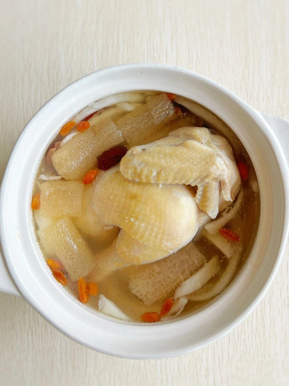 润燥清甜|竹笙椰子鸡汤0508 94秋风吹得一天比一天干燥,太适合