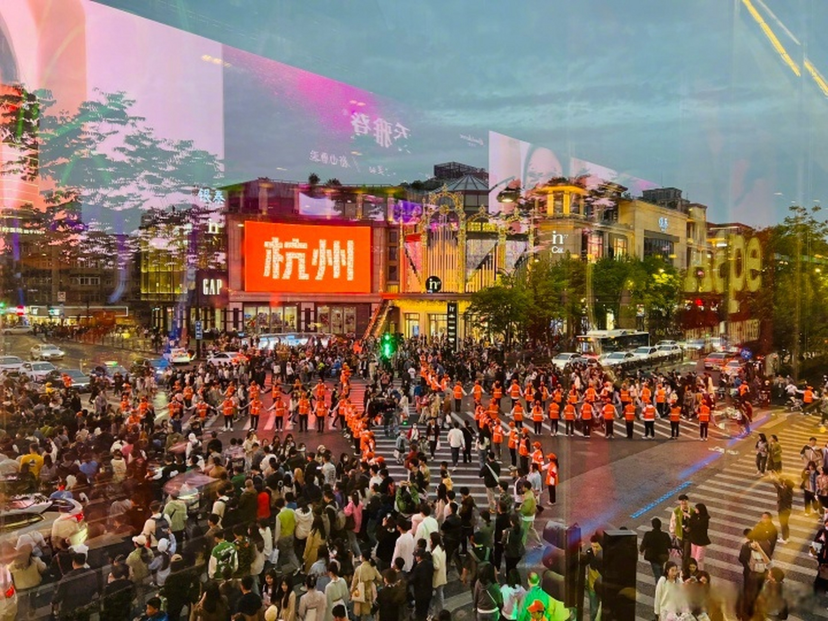 0版 圈粉无数】今年"五一"假期,杭州西湖边"最美人墙"将有温暖上新.