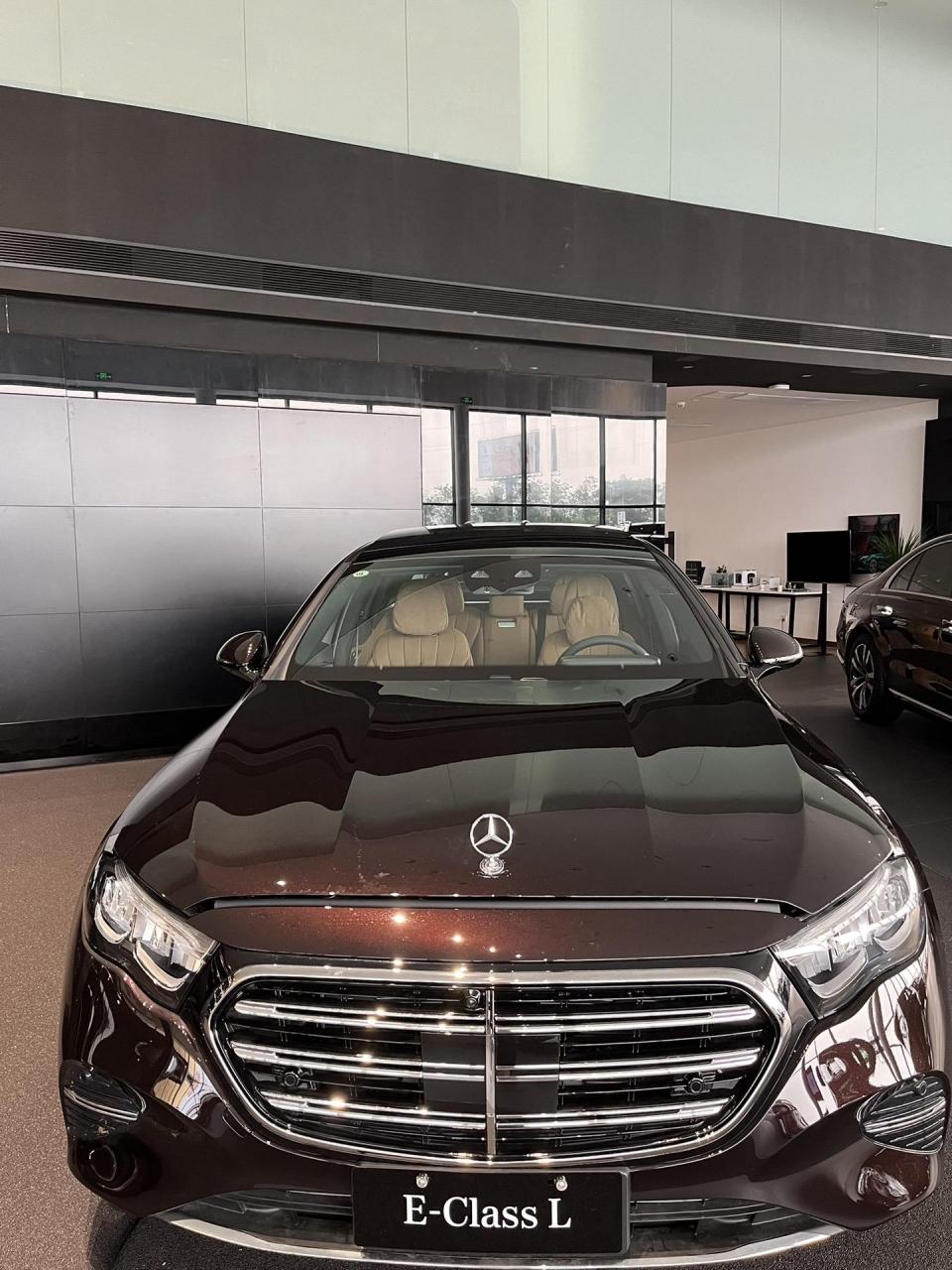 红宝石黑 呀!是心动的感觉 奔驰梅赛德斯 e300l豪华立标