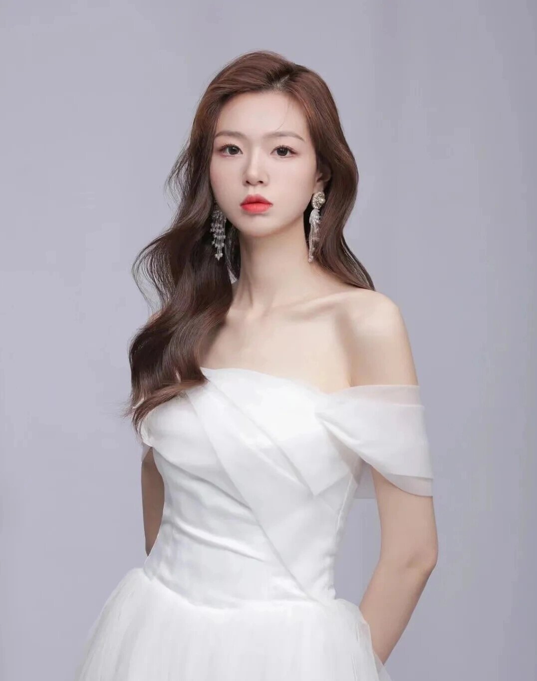 蜜色皮肤 棕色系发色 蜜色肌肤属于暖色调肤质,并不适合冷色调的发色.