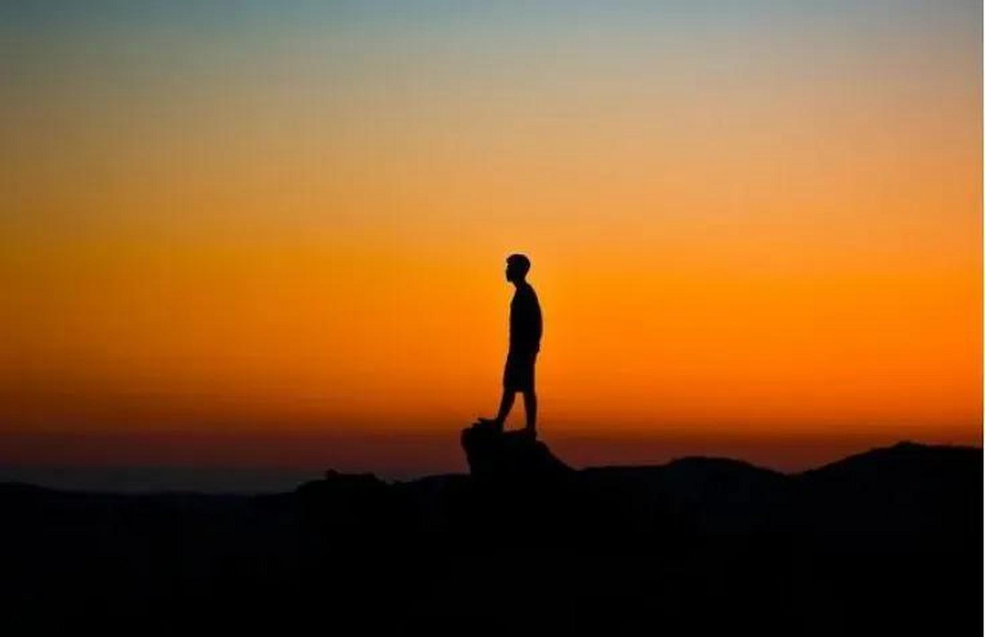 在人生最低谷的时候,可以通过接受现实,寻求支持,保持积极心态,制定