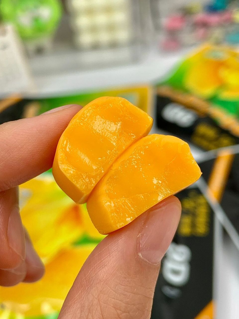 一口一个小芒果03! #笔记灵感# #剥皮芒果软糖# #芒果