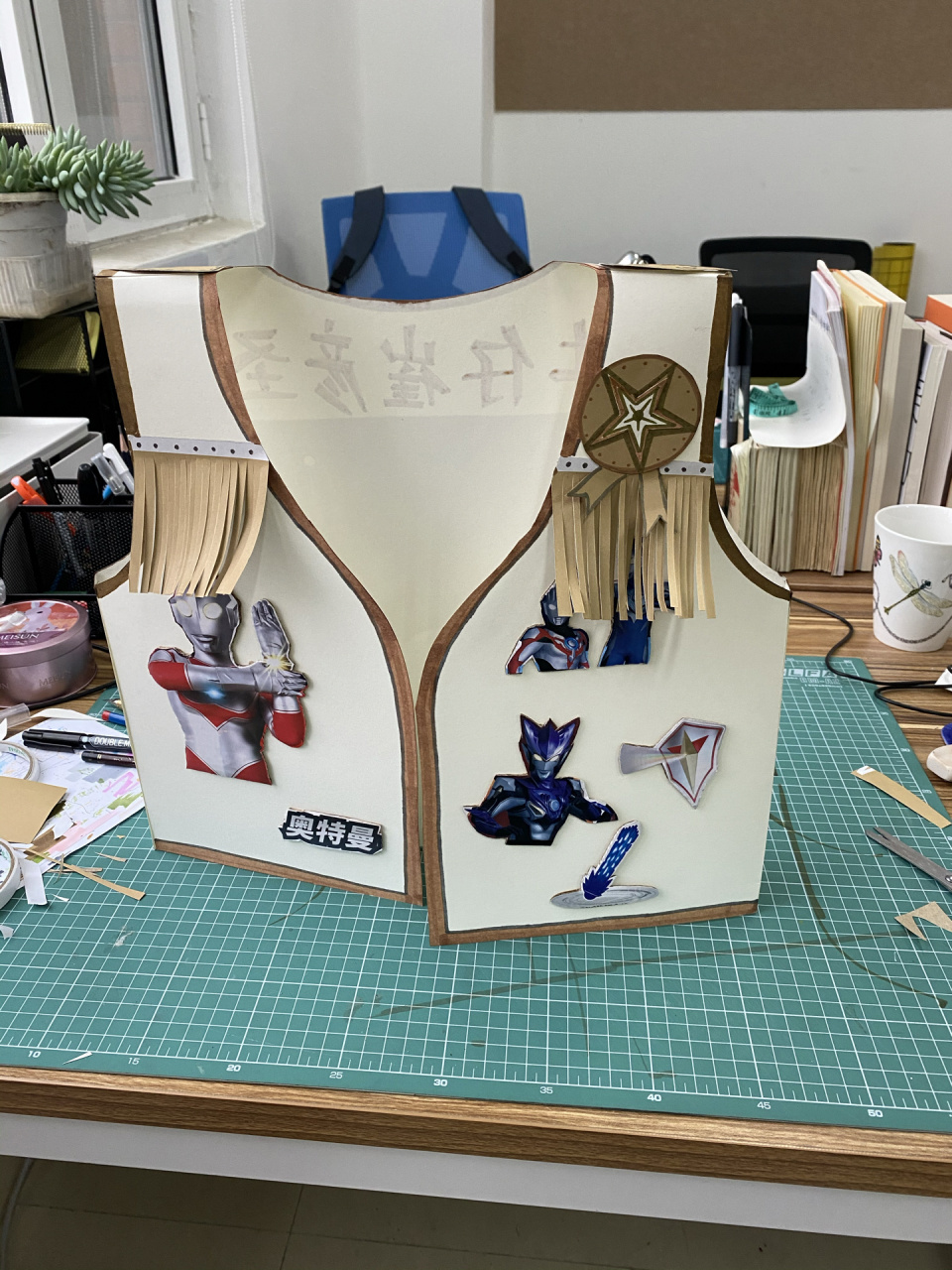 原创|环保衣服——用纸做的西部牛仔马甲 幼儿园要求用环保材料做衣服
