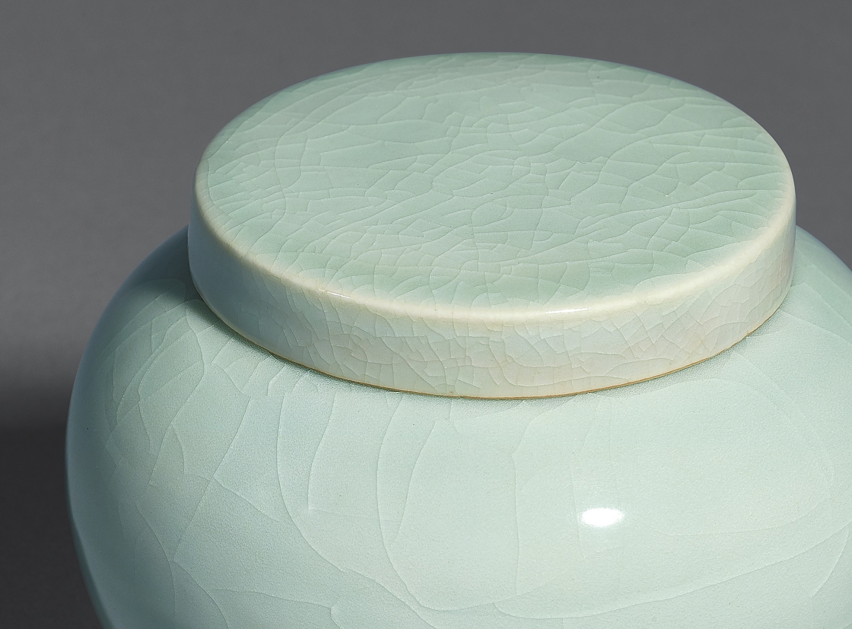 施翠青釉烧成的瓷器,色泽清透,釉质温润,细看可见釉内布满了密集的小