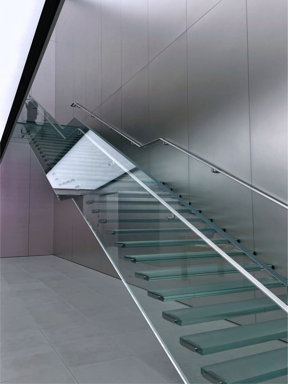 超白玻璃楼梯配不锈钢材质太好看了 上次去杭州路过一家苹果店,里面的