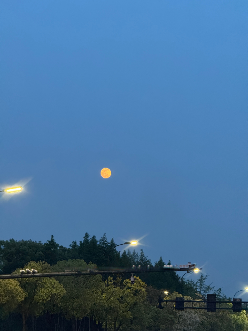 今天的月亮有点特别