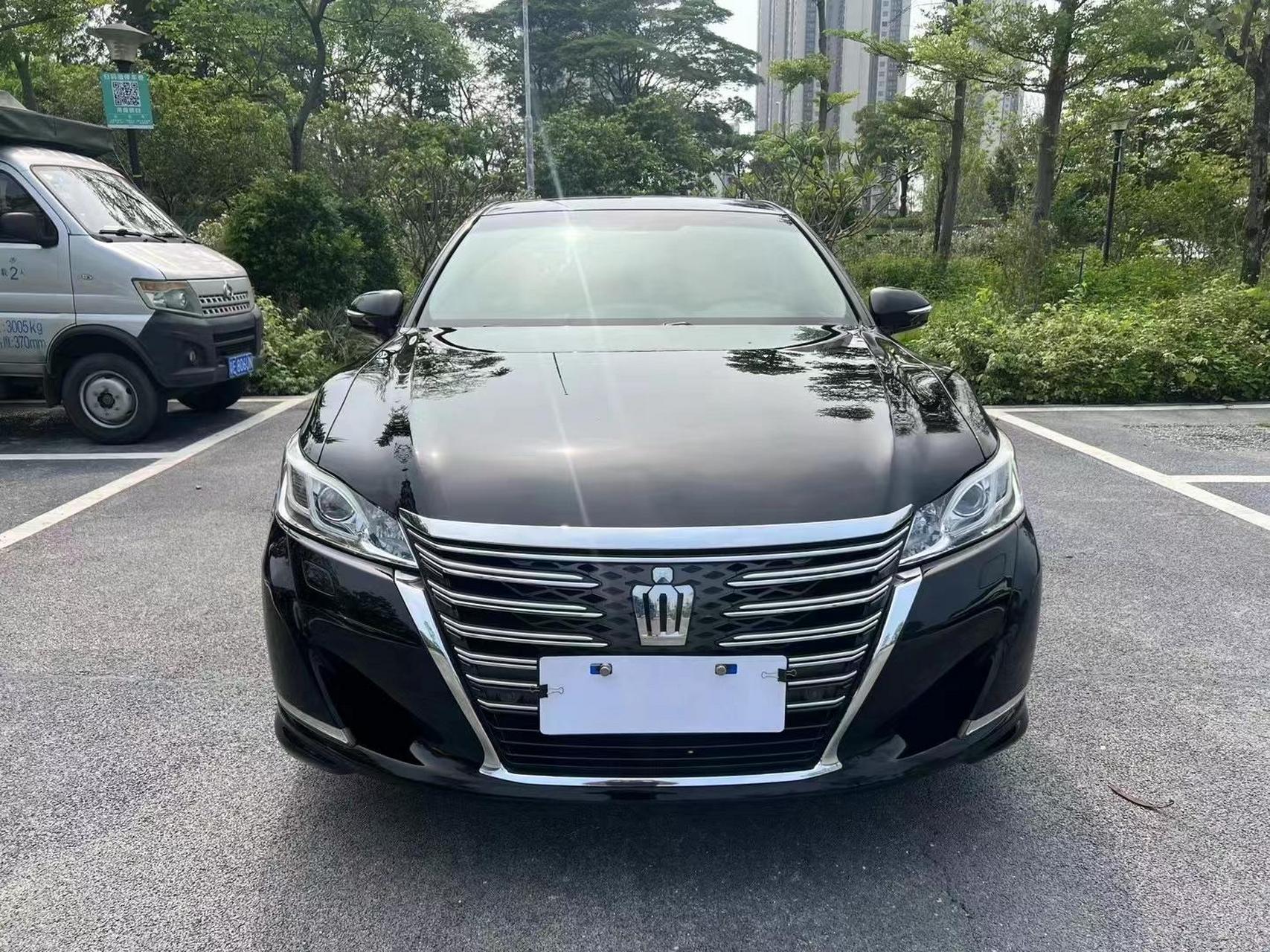 2017年丰田皇冠,2.5排量v6发动机,时尚限量版,指导价31万那款.