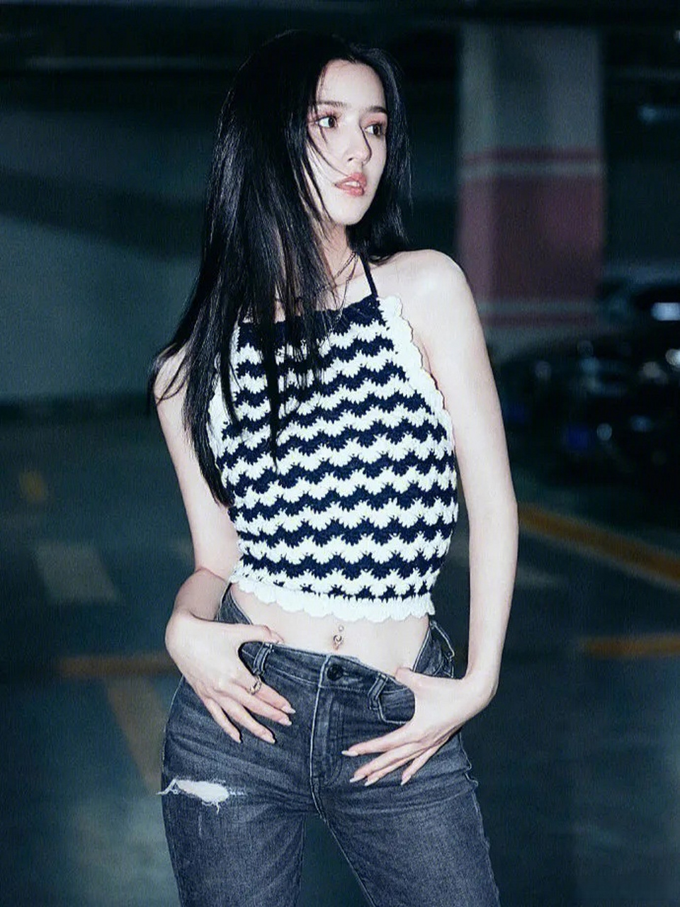 哈尼克孜这是什么人间尤物呀,针织露脐装配牛仔裤,帅气洒脱又时髦