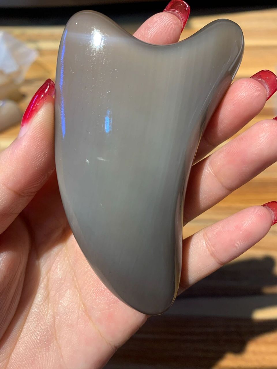 牦牛角与白水牛角颜色相似,但是白水牛角的颜色比牦牛角的颜色纯透