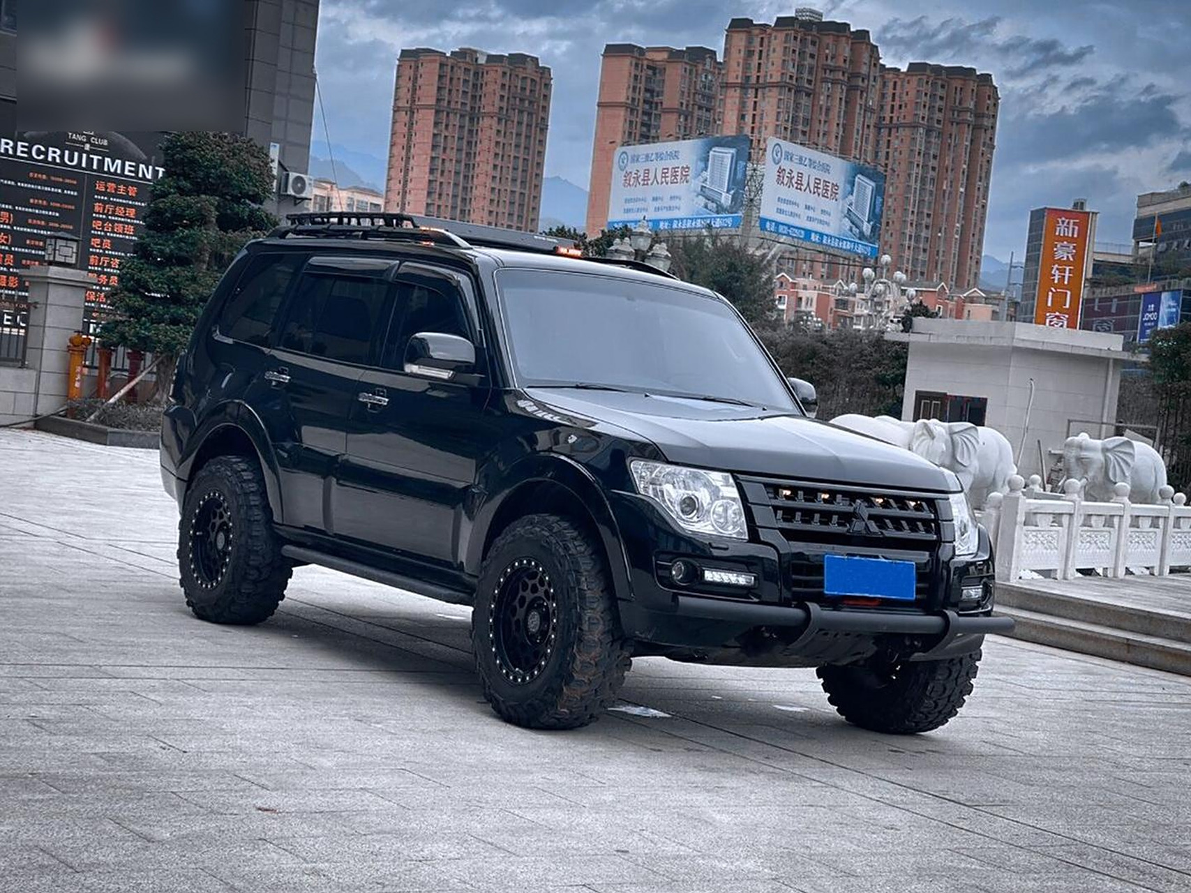 帕杰罗v97黑武士改装案例.升级mt泥地越野轮胎搭配负值轮毂