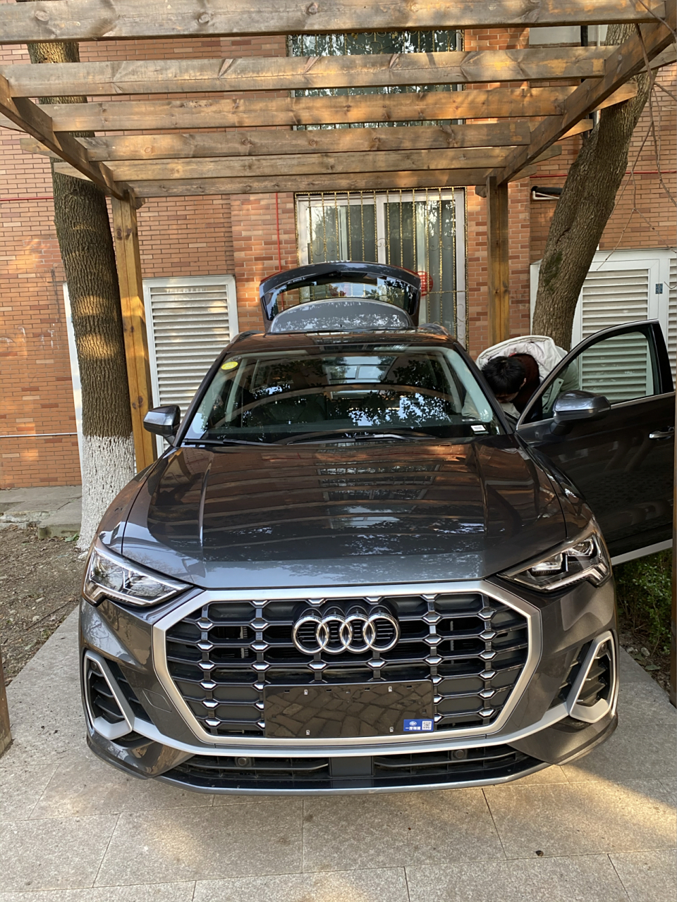 25万落地的奥迪q3天云灰 25岁来临之前买了小车车,25万出头买了奥迪q3