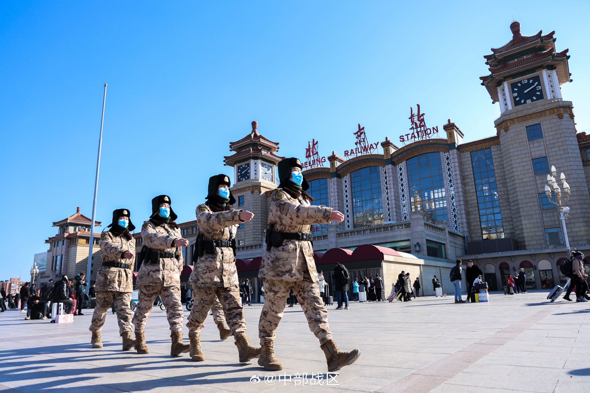春节假期临近,武警北京总队执勤第二支队官兵担负北京站前广场及站