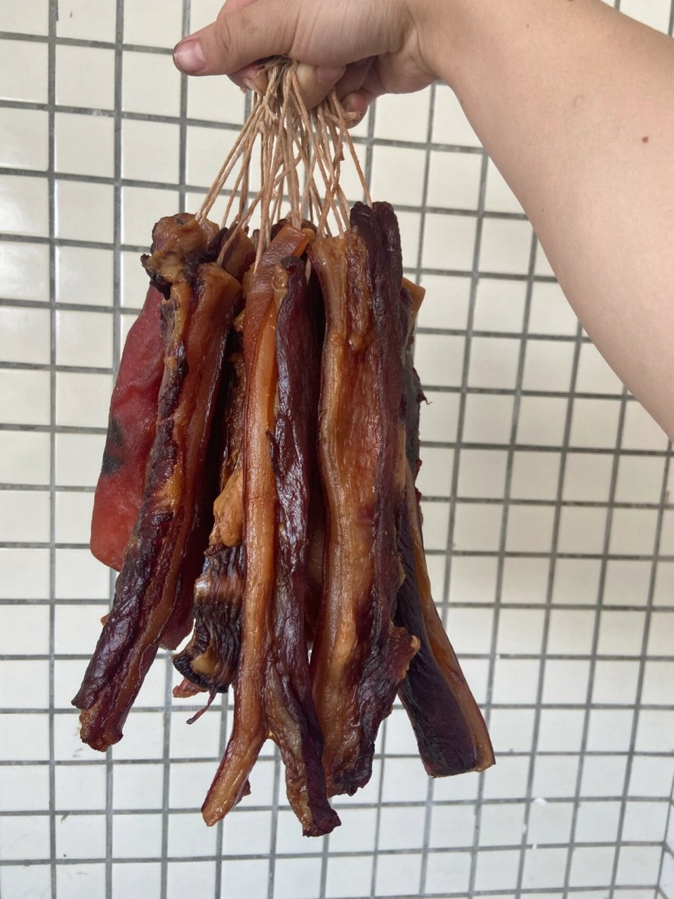 自制广式腊肉,新手也可以成功 腊肉的配方: 10斤猪肉,150克盐,150克糖