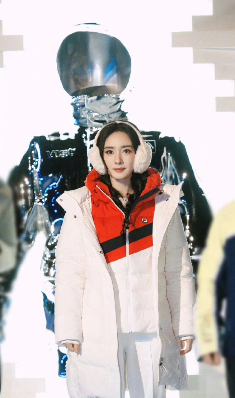 两位北电毕业生的同框!杨幂和王子奇同场活动同框,帅哥美女好养眼!