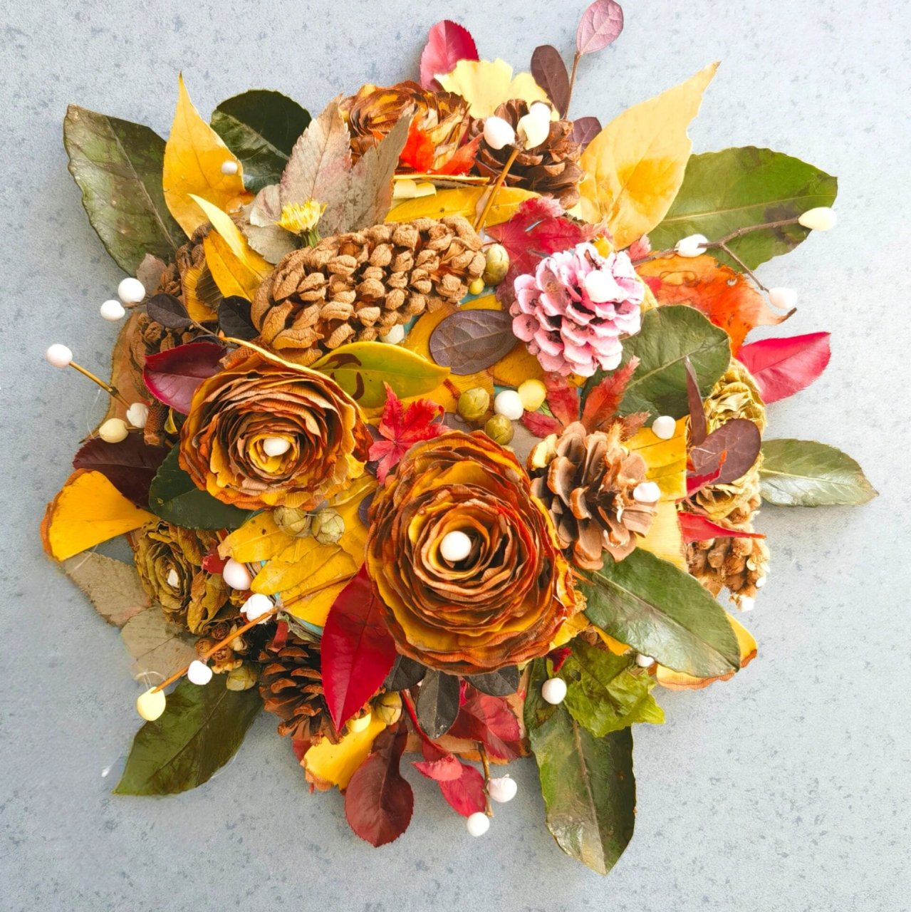 多种树叶,松果,干花,太空泥装饰的帽子,背面正好做成一个