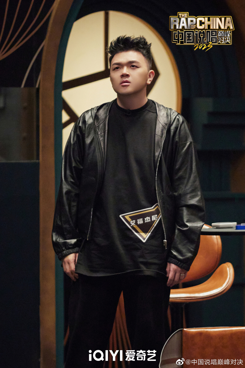 【#中国说唱巅峰对决# 巅峰检录处】 holding room里的巅峰rapper剧照