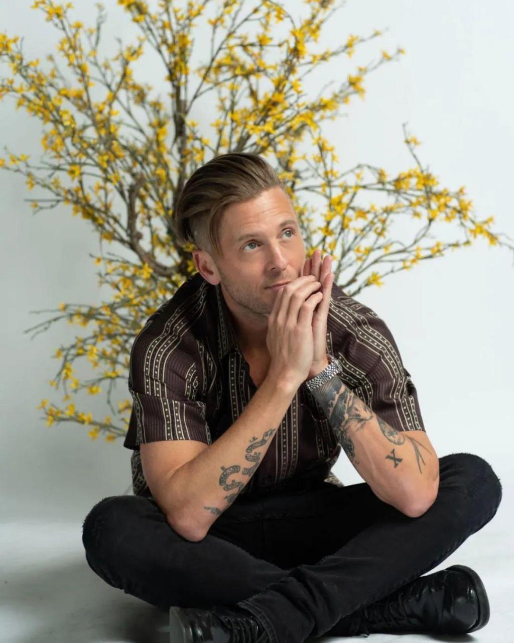 ryan tedder 怎么这样啊! 把自己的社交头像换成了高司令的芭比造型.