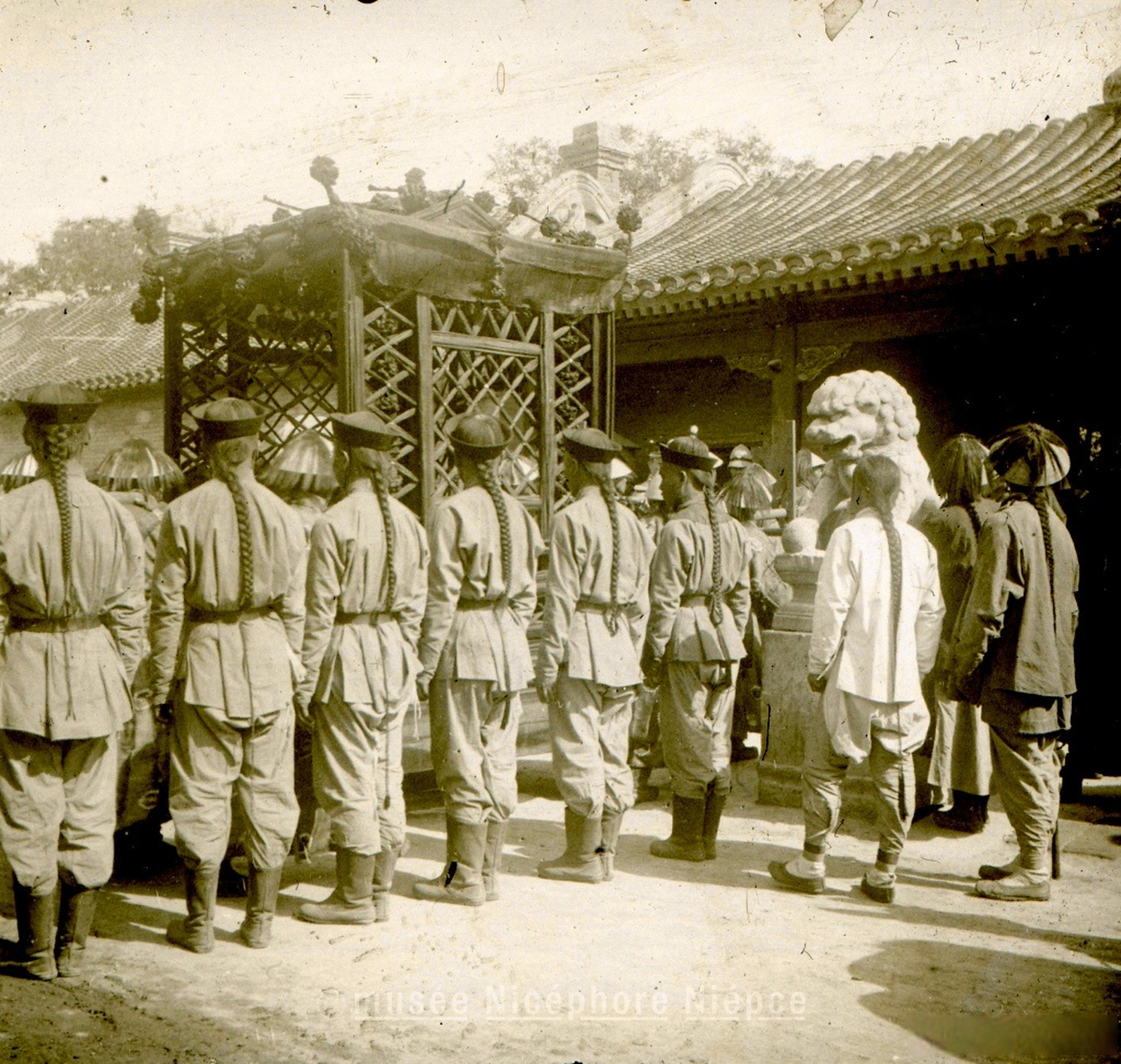 1900年代,辫子粗又长的清兵背影