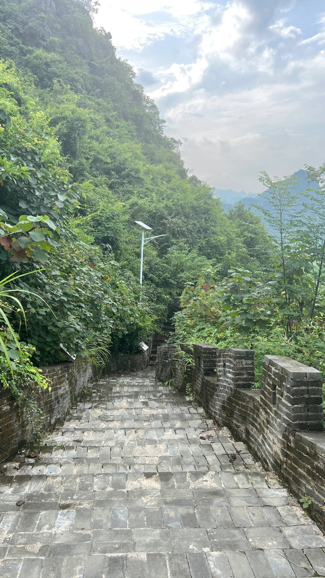 覃塘灵龟山长城景区图片